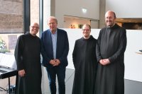 Schulleiter Joachim Deckers und drei Klassenpatres