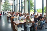 erwartungsfrohe Eltern und Geschwister